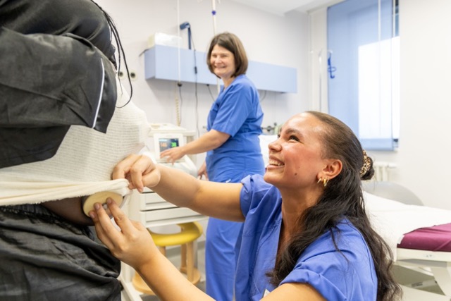 Das Florence-Nightingale-Krankenhaus in Düsseldorf unterstützt bei der Geburtsvorbereitung von Zwillingen und Drillingen